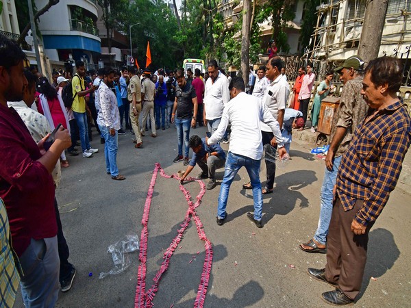 Shiv Sena supporters burn firecrackers during a protest outside the residence of Independent MLA Ravi Rana (Photo/ANI)