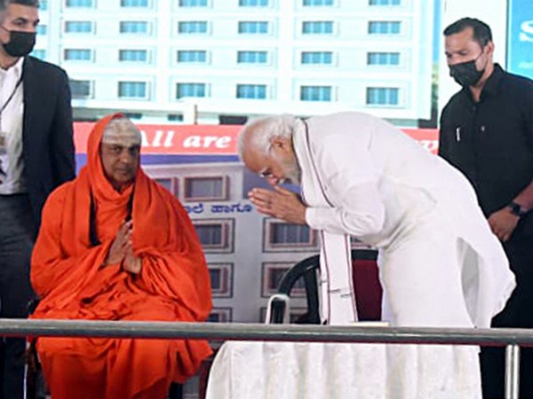 Prime Minister Narendra Modi greets Jagadguru Sri Shivarathri Deshikendra Mahaswamiji 