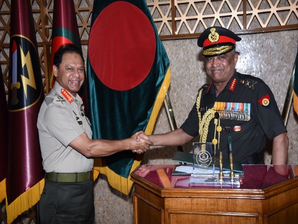 Indian Army chief Gen Pande calls on his Bangladeshi counterpart (Image Credit: Twitter)