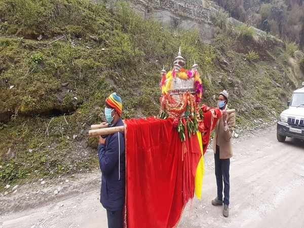 People carrying the palanquin of goddess Yamuna in Uttarkashi, Uttarakhand [Photo/ANI]