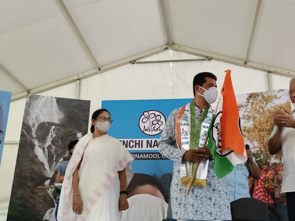 Tiatrist Francis De Tuem joins TMC in presence of Mamata Banerjee in Goa on Saturday. (Photo/ANI)