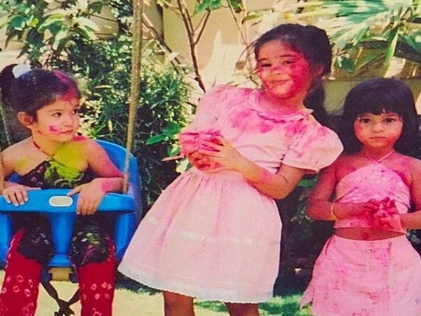Childhood picture of Shanaya Kapoor, Ananya Paday, Suhana Khan playing Holi (Image Source: Instagram)