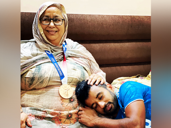 Manpreet Singh with his mother (Photo: Twitter/Manpreet Singh)