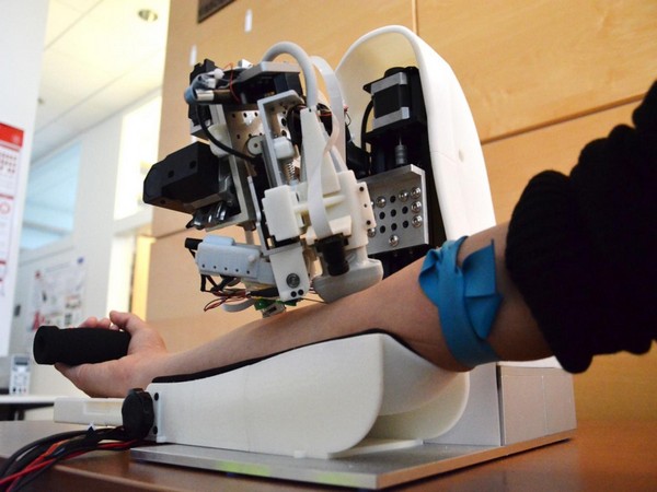 The robotic device can accurately steer needles and catheters into tiny blood vessels with minimal supervision (Picture Courtesy: Martin Yarmush and Alvin Chen)