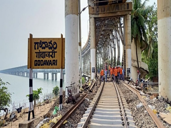 SCR undertook mega-maintenance of the rail cum road bridge across river Godavari.