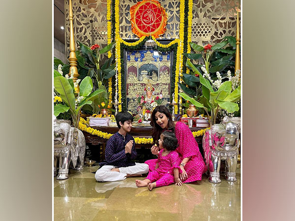 Shilpa Shetty with her children (Image source: Instagram)