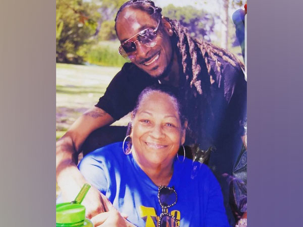Snoop Dogg with his late mother (Image source: Instagram)