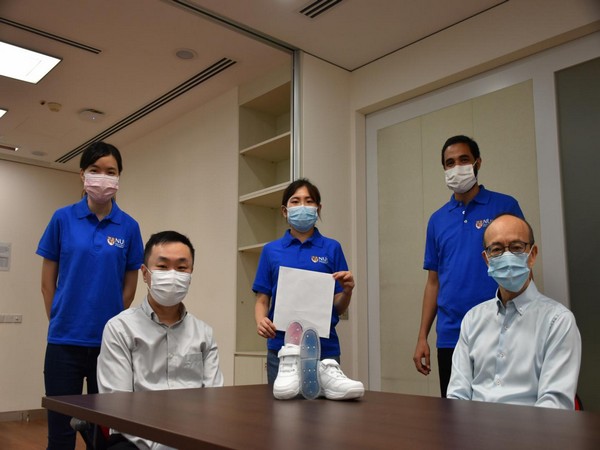 Novel moisture-absorbing film (Image: National University of Singapore)