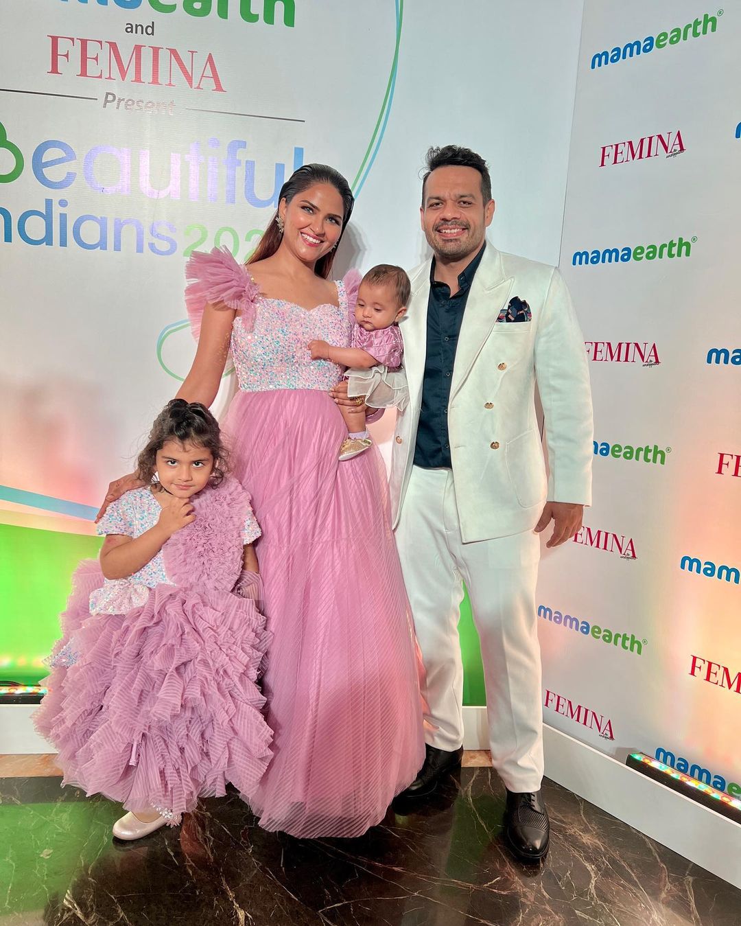 'Flying Beast' family's adorable pictures leave neitzens in awe