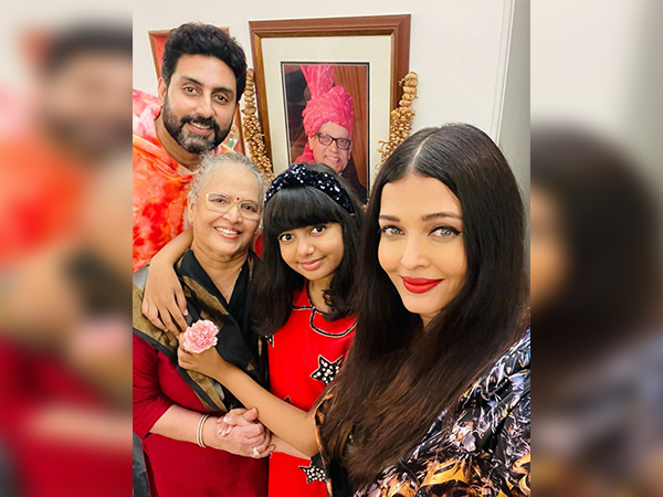 Aishwarya Rai Bachchan with her mom, husband and daughter (Image source: Instagram)