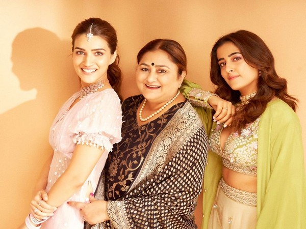 Kriti Sanon with her mother and sister (Image source: Instagram)