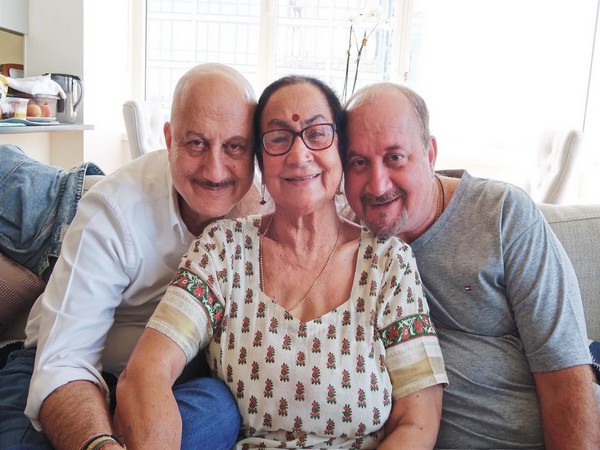 Anupam Kher with mother Dulari and brother Raju Kher (Image source: Instagram)