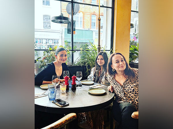 Alia Bhatt with her mom and sister (Image source: Instagram)