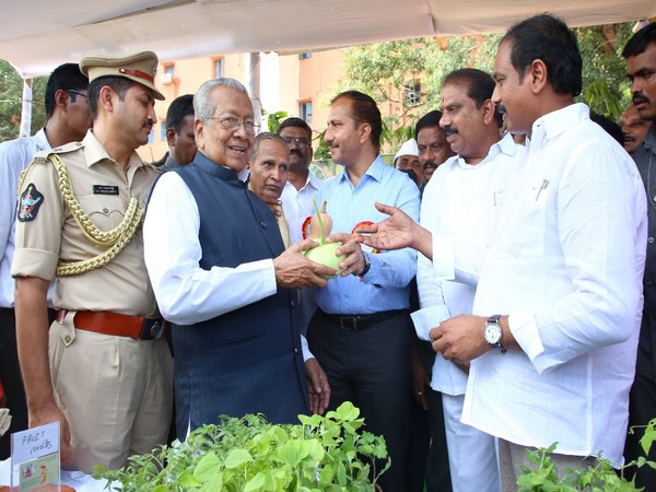 Andhra Pradesh Governor Biswa Bhusan Harichandan visited an exhibition of organic farming products in Vijayawada on Friday. Photo/ANI