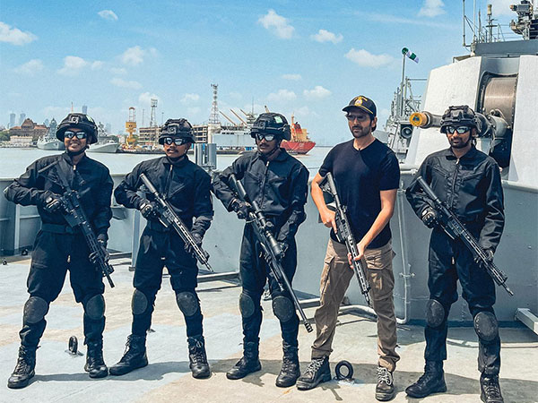 Kartik Aaryan with Indian Navy officers (Image source: Instagram)