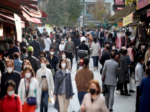 Namdaemun Market in Jung-gu, Seoul, is crowded with citizens on the afternoon of Monday. (Photo: NEWSIS)