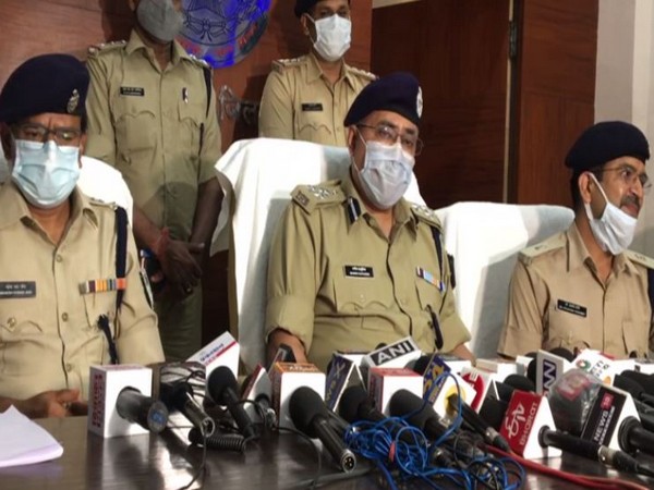 Indore DIG Manish Kapuriya (Centre) and SP Mahesh Chandra Jain (Left) during a press conference In Indore on Saturday (Photo/ANI)