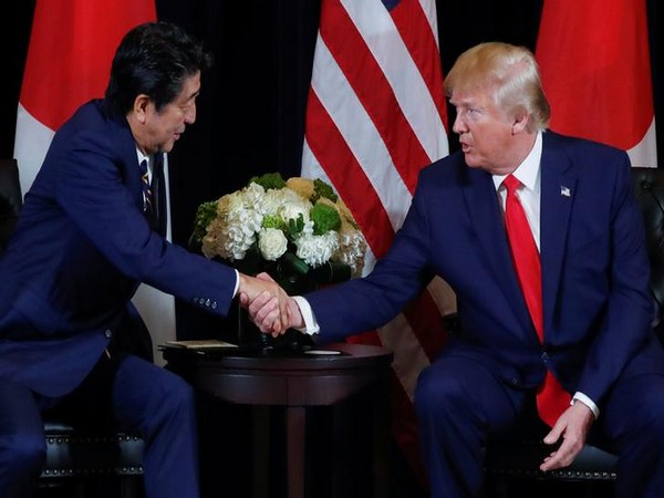 Japanese Prime Minister Shinzo Abe (L) and US President Donald Trump (R) 