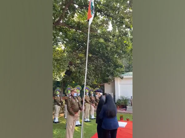 Lal Krishna Advani unfurls tricolor at his residence on 72nd Republic Day. [Photo/ANI]