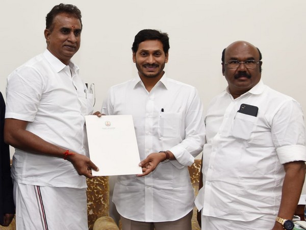 AP CM YS Jagan Mohan Reddy with the delegation from Tamil Nadu in Amaravati on Friday. Photo/ANI