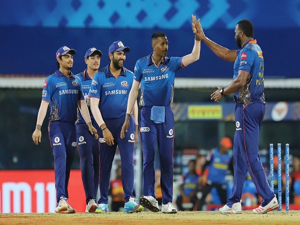 Hardik Pandya with Mumbai Indians teammates. (Photo/ Hardik Pandya twitter)