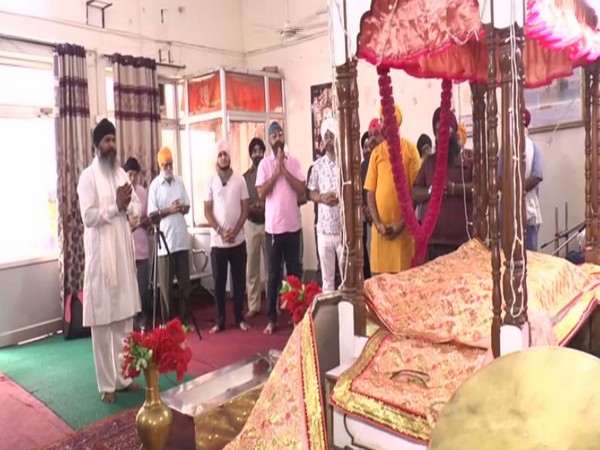 Members of the Sikh community during 'Sukran ki Ardas' offered at Gurudwara Singh Sabha in Arera Colony, Bhopal on Thursday. [Photo/ANI]