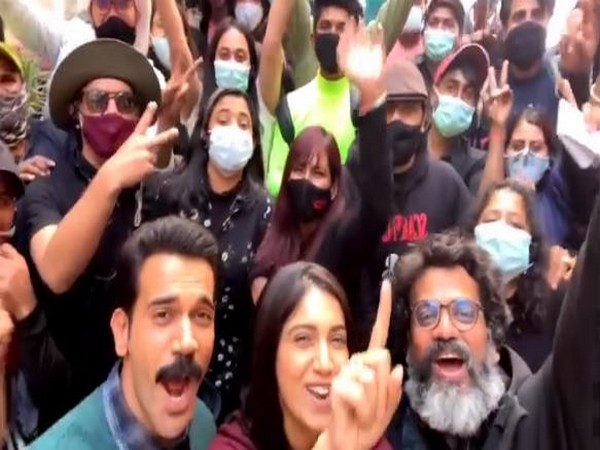 The cast and crew of 'Badhaai Do' (Image Source: Instagram)