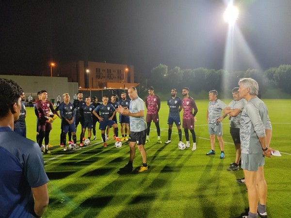 Igor Stimac in conversation with players (Image: AIFF)