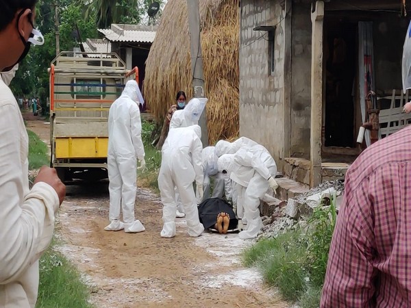 Andhra Pradesh: Ch Krishna, Sub Inspector at the Nagayalanka Police Station conducted the last rites of a 42-year-old COVID suspect. (Photo/ANI)