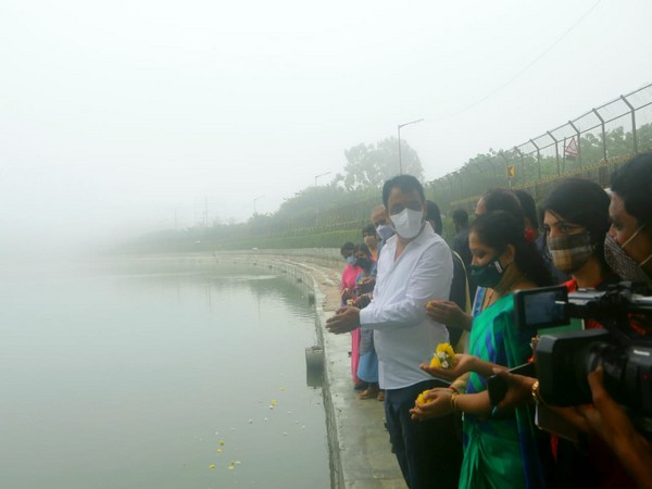 Karnataka Deputy Chief Minister Dr Ashwatha Narayana offering bagina pooja the the Sankey tank. 