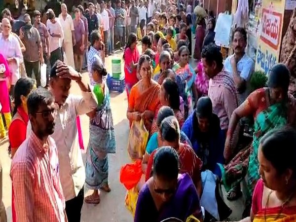 People queue up in lines to buy onions at Rythu bazaars in Krishna district on Wednesday. Photo/ANI