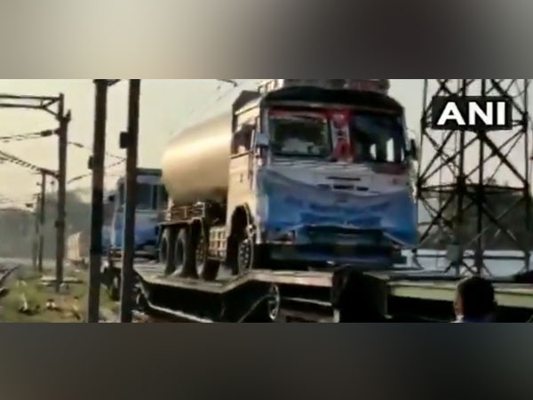 Oxygen express reaches Lucknow from Bokaro on Monday