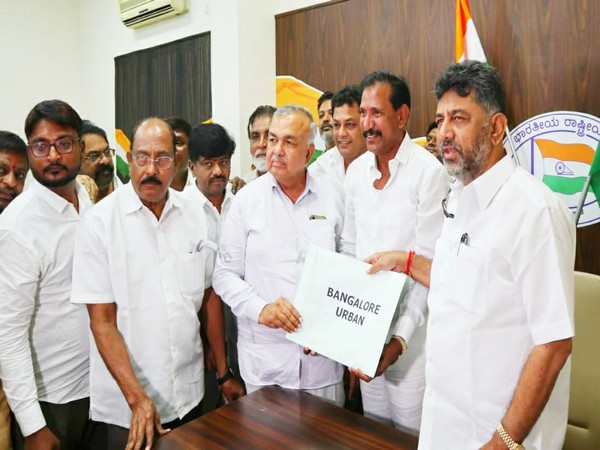 Congress candidate for Bengaluru central Yusuf Sharif with DK Shivakumar (Photo/ANI)