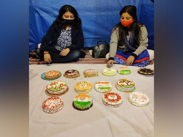 
    This year's icing on Christmas cake in Kolkata: symbols of political parties
    