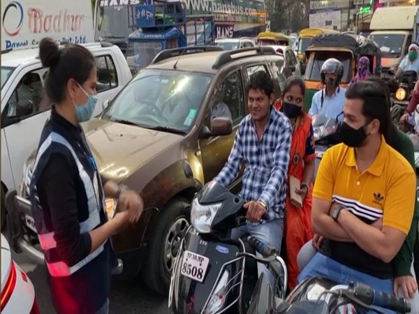 Shubhi Jain talks to commuters (photo/ANI)