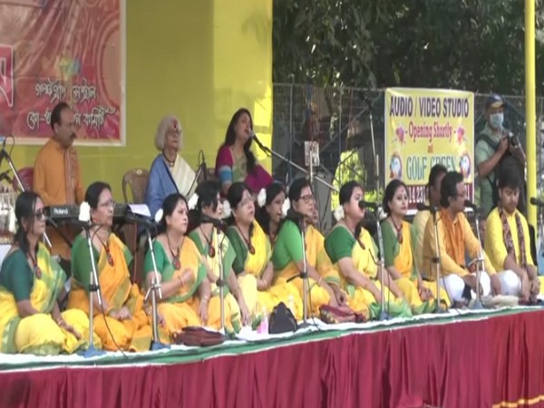 People in West Bengal singing folklores for Dol Utsav celebration in a cultural programme at Kolkata (Photo/ANI)