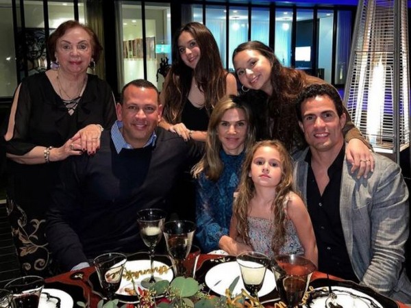 Alex Rodriguez with family (Image source: Instagram)
