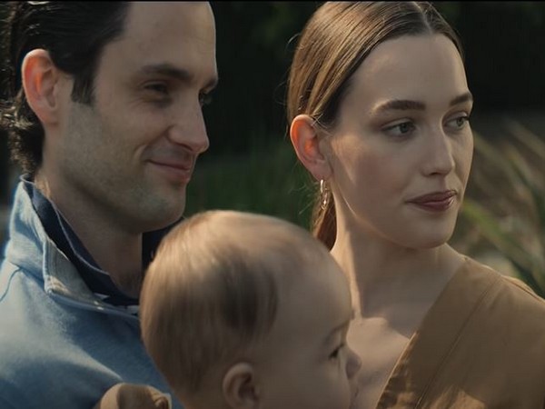 Penn Badgley, Victoria Pedretti in a still from the trailer (Image source: YouTube)
