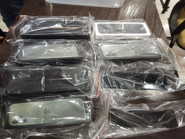 Two held for duping e-commerce companies by returning duplicate mobile phones in Indore (Photo/ANI)