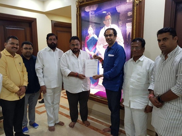 Independent MLA Rajendra Patil Yadravkar with Shiv Sena chief Uddhav Thackeray. Photo/ANI