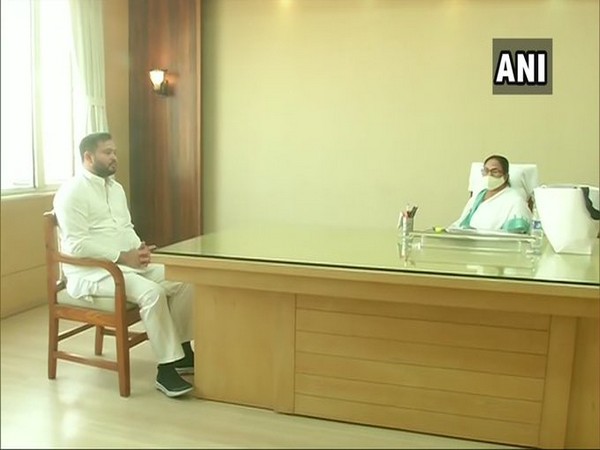Tejashwi Yadav meets Mamata Banerjee in Howrah on Monday. [Photo/ANI]