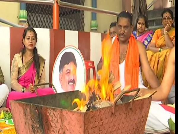 Congress members conduct prayers in Shivamogga on Monday for DK Shivakumar. Photo/ANI