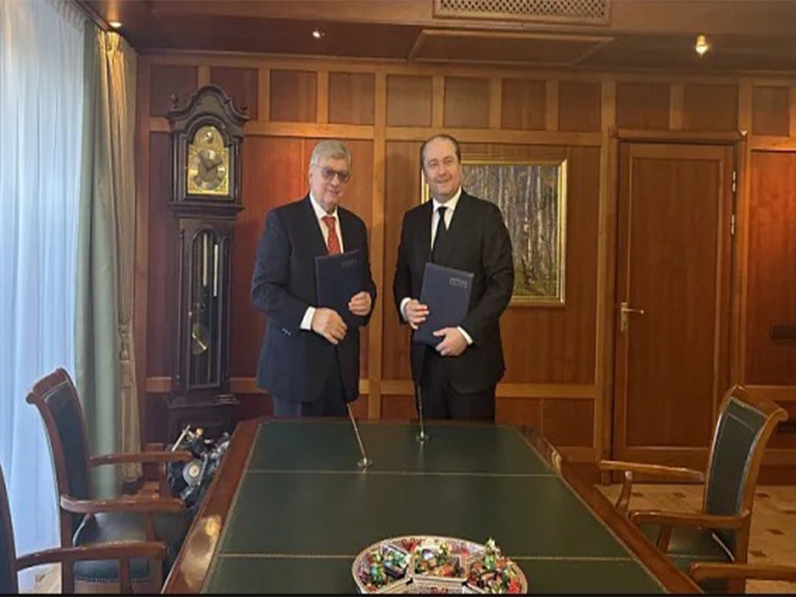 Agreement signing between MGIMO Rector and Academician Anatoly Torkunov and Chairman of TV BRICS Ivan Polyakov (Source: TV BRICS)