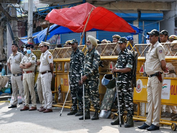 Security personnel stand guard at Jahangirpuri on April 22 (Photo:ANI)