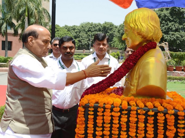 Defence Minister Rajnath Singh paying tribute to former President APJ Abdul Kalam along with DRDO chairman G Satheesh Reddy at DRDO headquarters, New Delhi on Friday