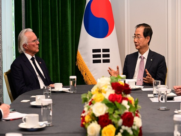 South Korea Prime Minister Han Duck-soo met with co-chair of the Minnesota Expo bidding committee Robert Clark (Photo: Prime Minister's Office)