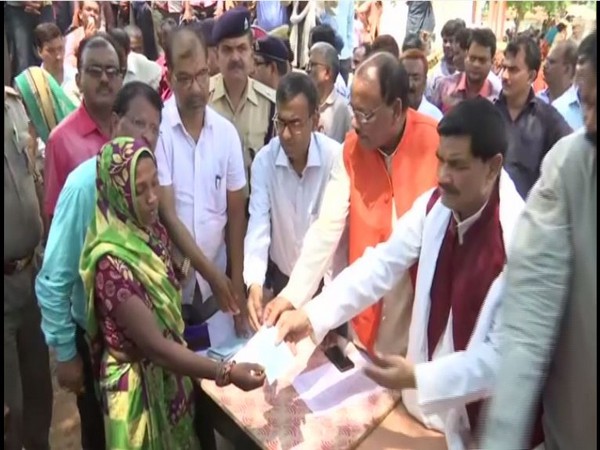 A compensation of Rs 5 lakh was provided to to victims' families in Sonbhadra firing case. Photo/ANi