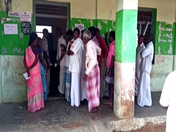 People standing in queue to vote in Tmail Nadu on Monday (File photo)