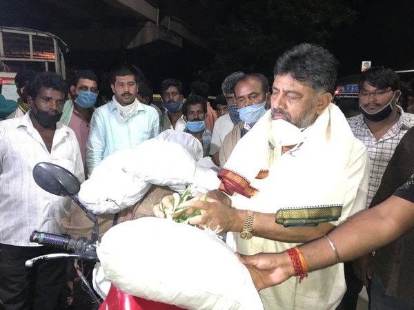 KPCC president DK Shivakumar visits KR Puram market on Friday. [Photo/ANI]
