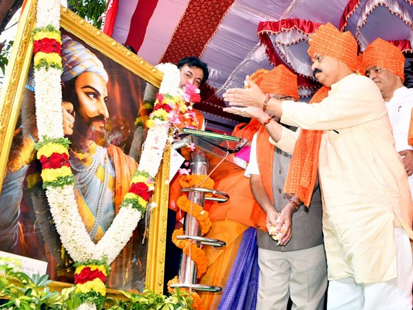 Karnataka CM Basavaraj Bommai pays tribute to portrait of Chhatrapati Shivaji Maharaj (Photo/ANI)
